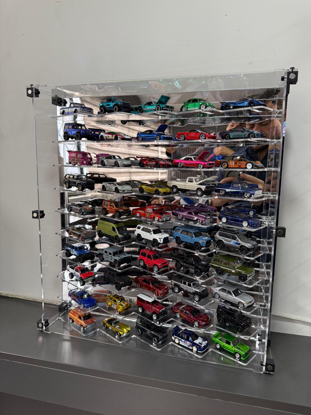 Repisa para 50 carritos Hotwheels en acrilico